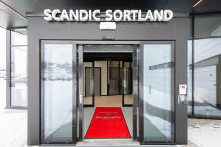 entrance to the lobby of scandic sortland 