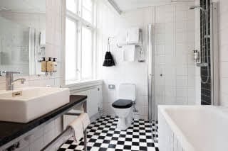 bathroom in superior room at Scandic Stortorgetior