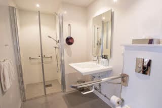 junior suite bathroom at scandic star lund