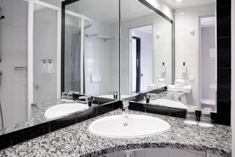 Scandic Helsinki Aviapolis Standard twin bathroom 