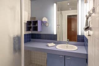 Superior Plus, bathroom 