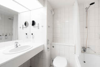 standard family bathroom at scandic kristiansund in norway