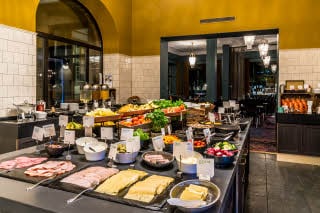 Breakfast buffet overview Scandic Stortorget