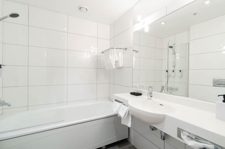 bathroom in king superior at scandic byparken