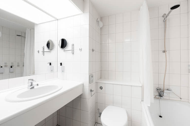 standard family bathroom at scandic kristiansund in norway