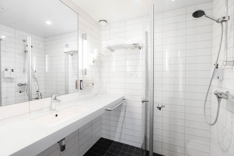 bathroom in queen superior at scandic stavanger city