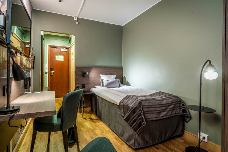Standard room bed Scandic Sjöfartshotellet