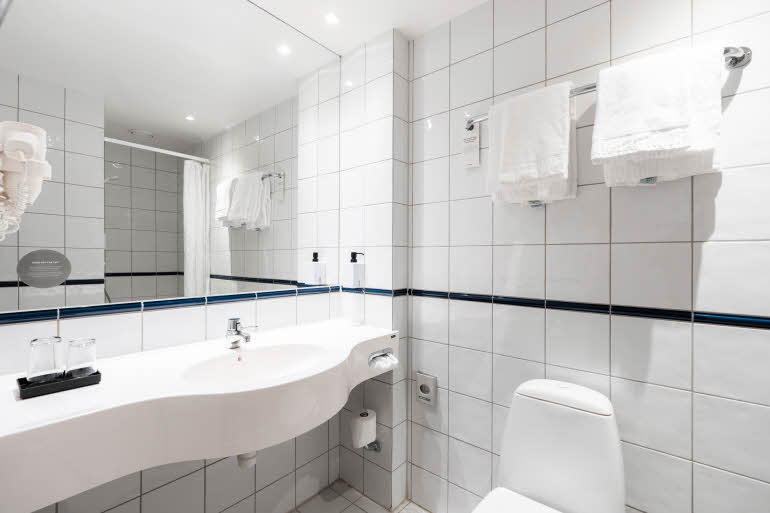 bathroom in twin room at scandic byparken