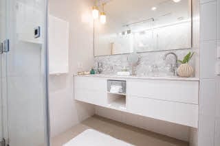 Suite overview bathroom Scandic Stora Hotellet Nykoping
