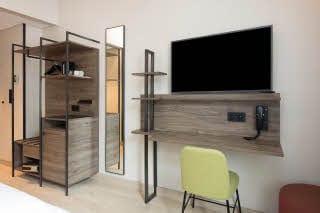 Work desk in Room Superior King Scandic Torget Bergen