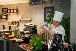 Scandic_Nidelven_frokostkokk.jpg