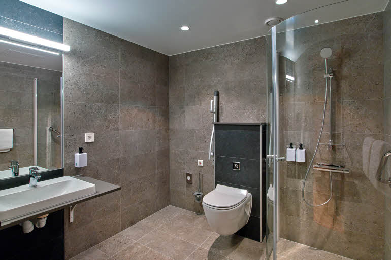 bathroom at scandic oceanhamnen