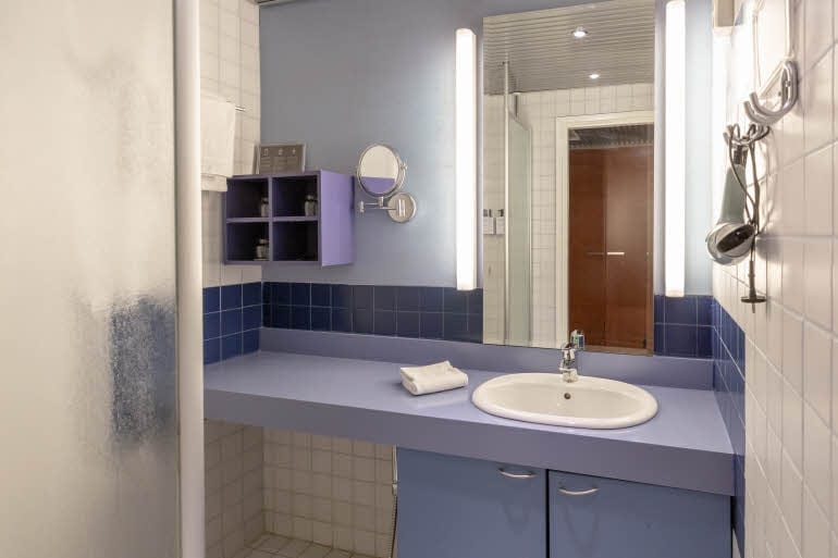 Superior Plus, bathroom 