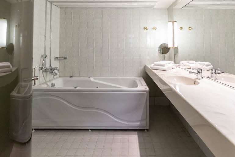 Presidential suite bathroom 