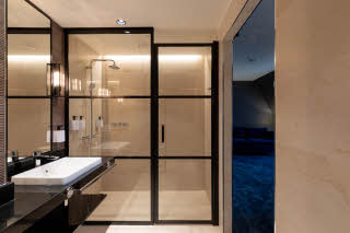bathroom in junior suite scandic hamburger bors