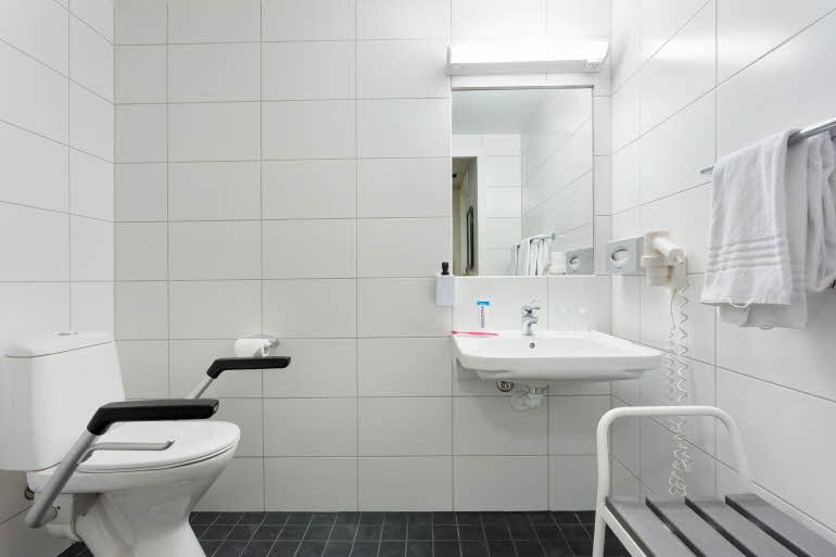 Scandic Kristiansund, Kristiansund, HCP, accessability room, bathroom