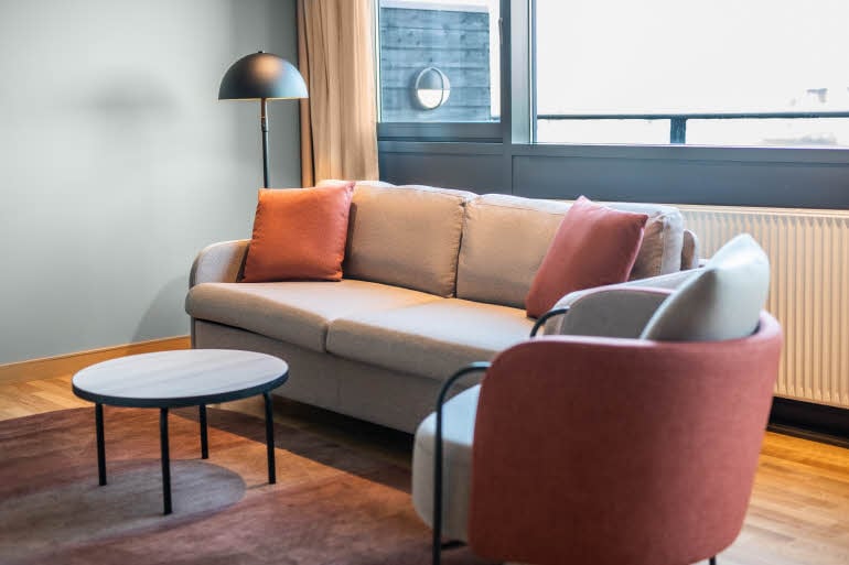 seating area master suite at scandic sydhavnen