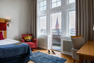Queen bed in standard room at Scandic Stortorget