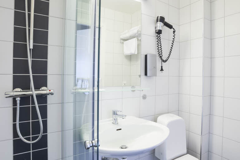Room Standard bathroom Scandic Leknes Lofoten