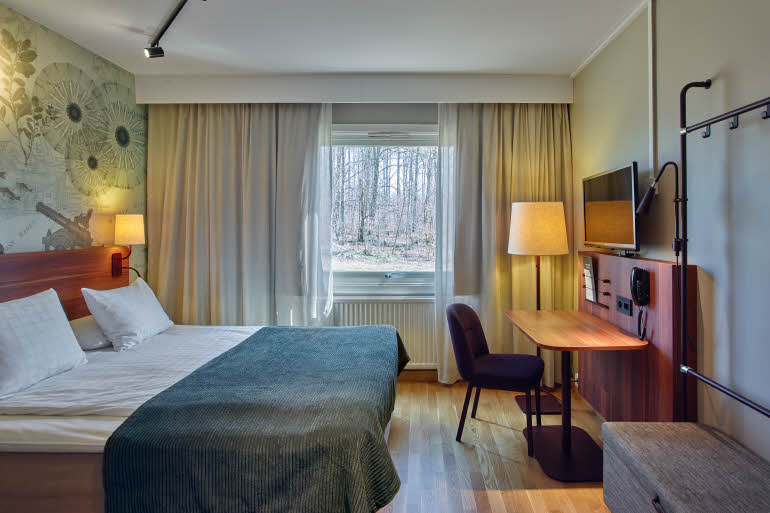 standard queen room at scandic vaxjo in vaxjo