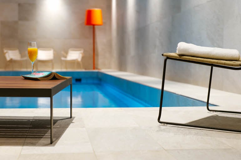 Pool relaxation area hotel Scandic Backadal
