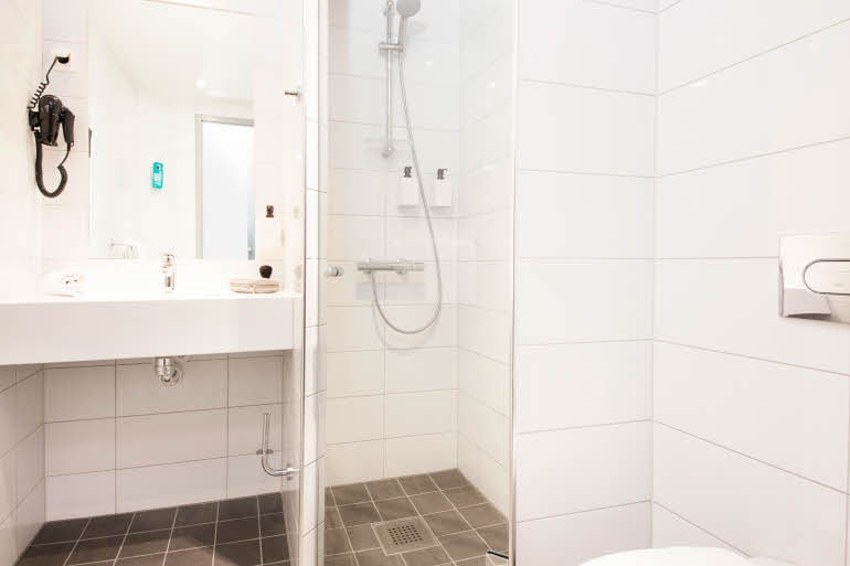 Shower in room of Scandic Byporten in Oslo