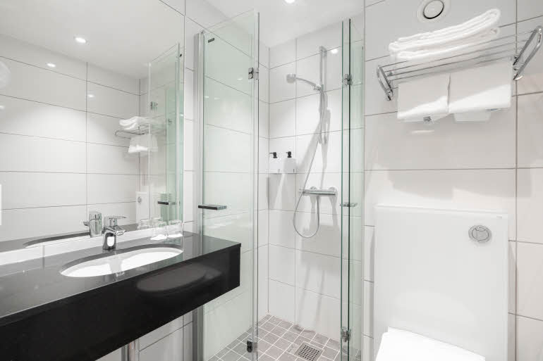 twin superior bathroom at scandic bryggen inhonningsvag norway