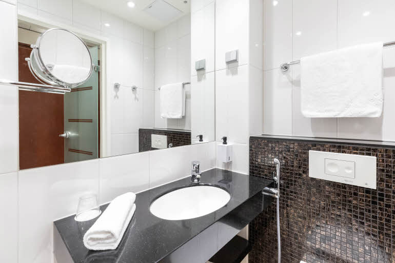Standard single bathroom, Scandic Atlas