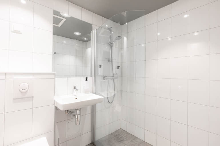 standard family room bathroom at scadic valdres in fagernes