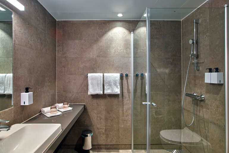 bathroom at scandic oceanhamnen