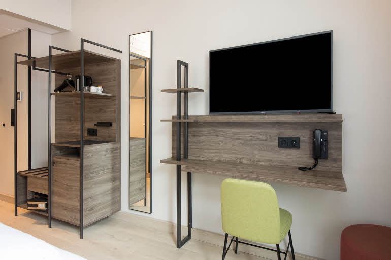 Work desk in Room Superior King Scandic Torget Bergen