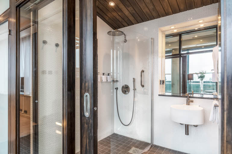 Presidential Suite bathroom 